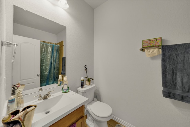 bathroom featuring a shower with curtain, vanity, and toilet