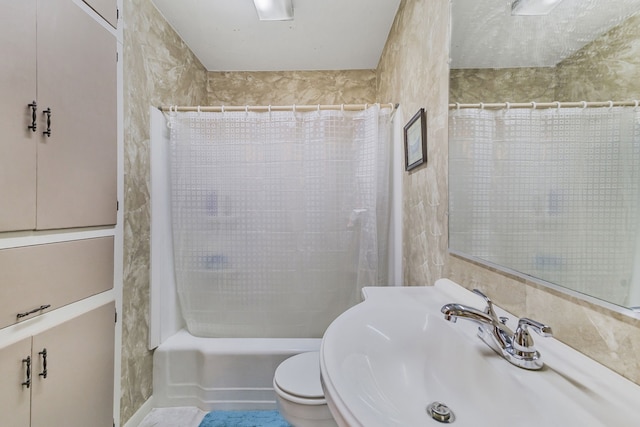 full bathroom featuring shower / tub combo with curtain, toilet, and sink