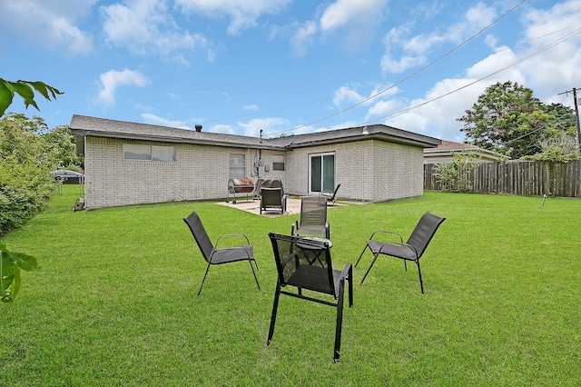 view of yard featuring a patio area