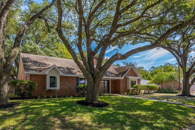 single story home with a front lawn