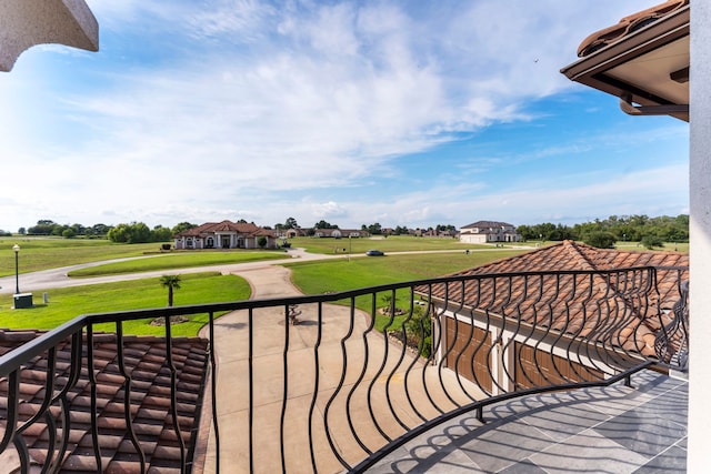 balcony featuring view of golf course and a residential view