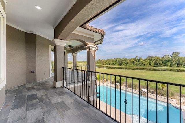 balcony featuring a ceiling fan