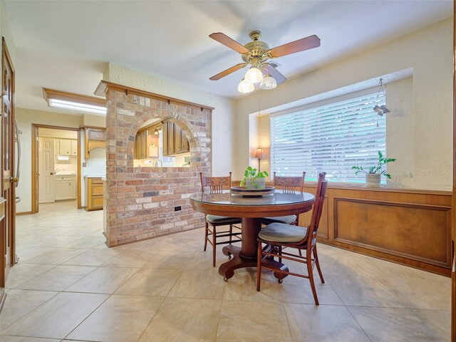 dining space with ceiling fan