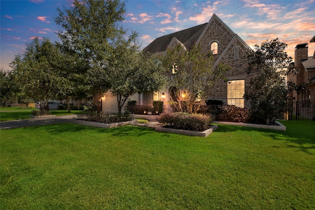 view of front facade with a yard