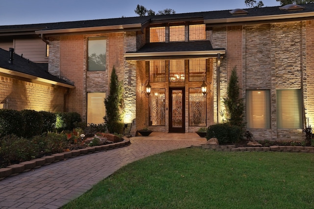 view of front of home with a front lawn