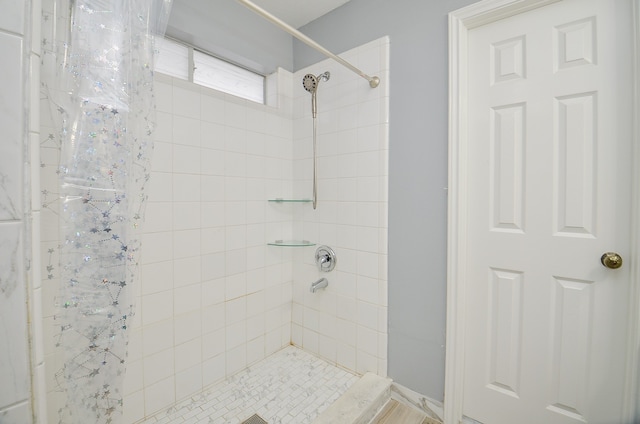 bathroom featuring a shower with shower curtain