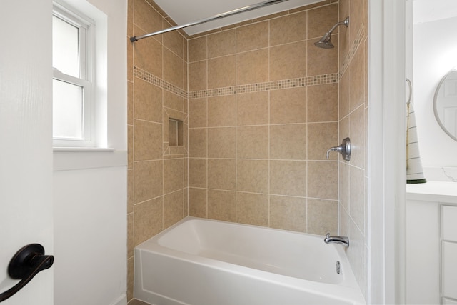 bathroom featuring tiled shower / bath combo