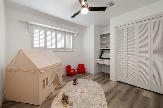 playroom with hardwood / wood-style floors and ceiling fan