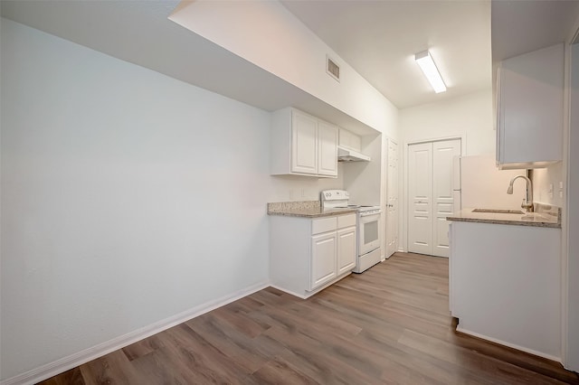 kitchen featuring white electric stove, under cabinet range hood, wood finished floors, visible vents, and a sink