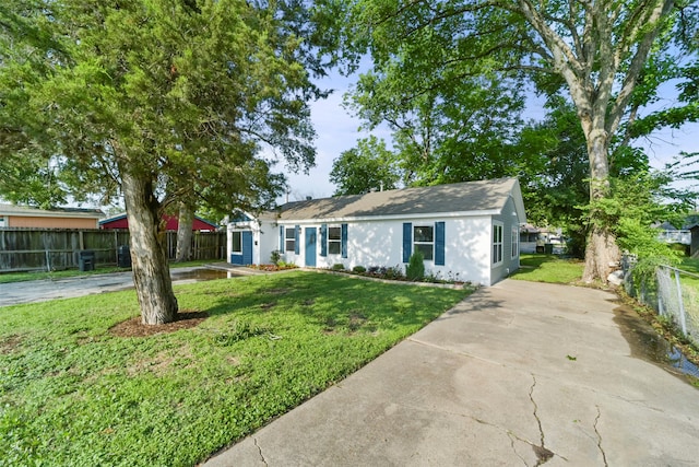 single story home with a front lawn