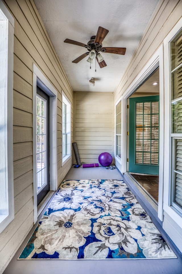 sunroom with ceiling fan