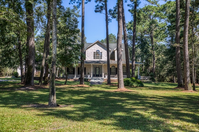 view of front of property featuring a front lawn