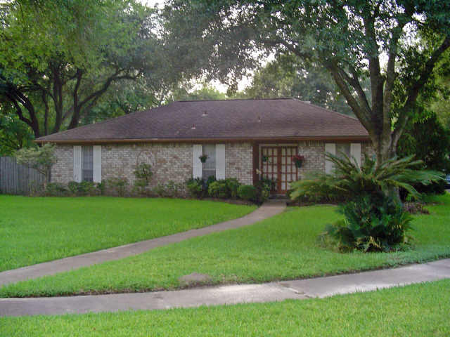 view of front of property with a front lawn