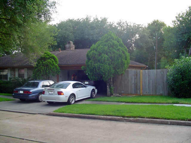 view of front of house featuring a front lawn