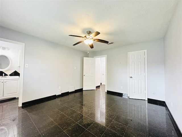 unfurnished room with a textured ceiling and ceiling fan