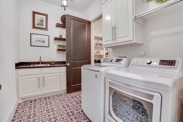 washroom featuring ceiling fan, cabinets, sink, and washing machine and clothes dryer