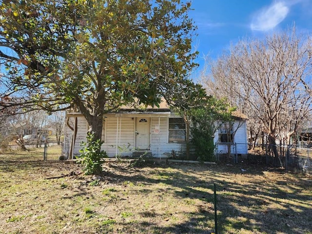 view of front of home with a front yard