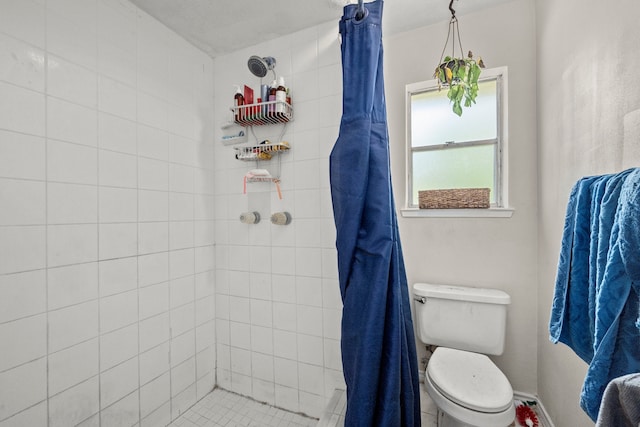 bathroom featuring a shower with shower curtain and toilet