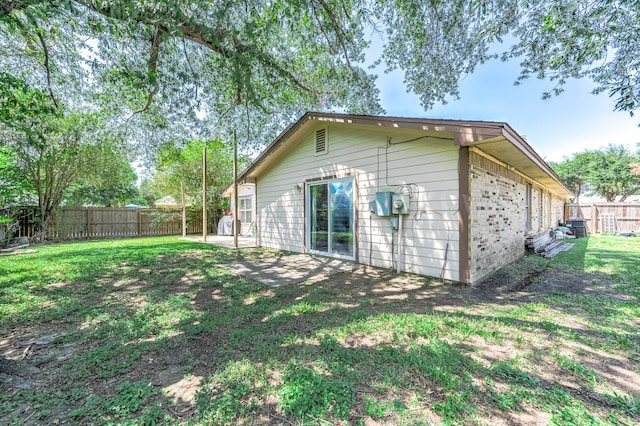 back of house featuring a lawn