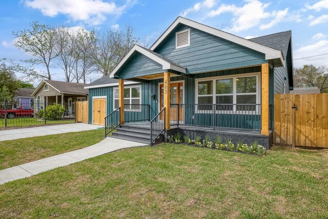 view of front of home featuring a front lawn and covered porch