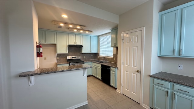 kitchen featuring decorative backsplash, kitchen peninsula, dishwasher, stainless steel range oven, and sink