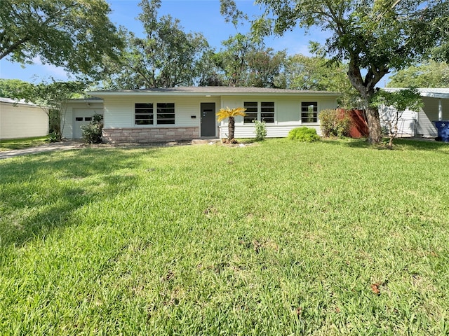 view of front of property featuring a front lawn