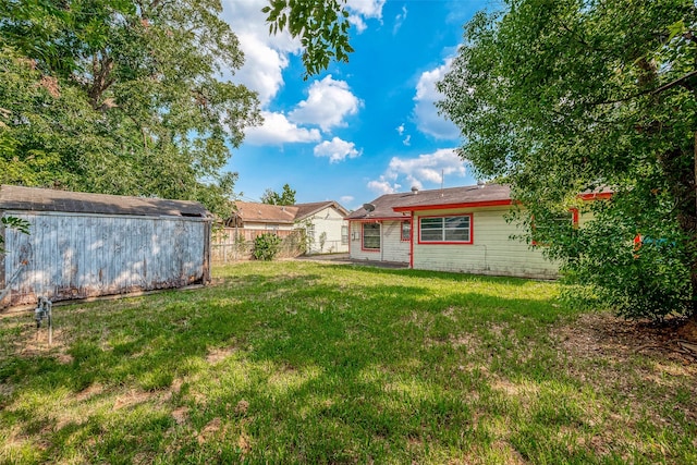 view of yard featuring an outbuilding