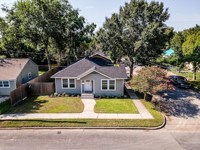 view of front of home featuring a front lawn