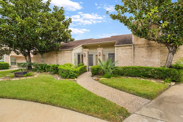 view of front of house featuring a front yard