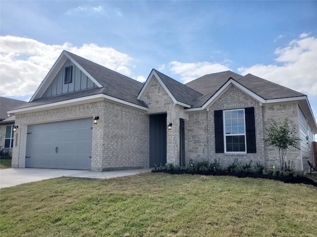 view of front of property featuring a front lawn