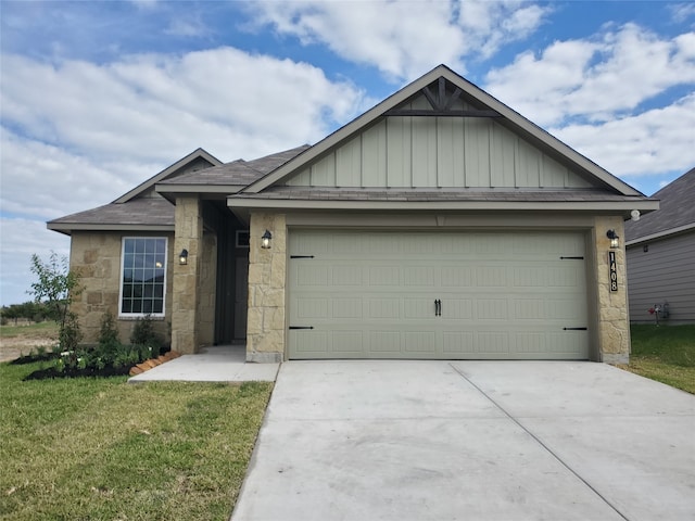 view of front facade with a garage and a front yard