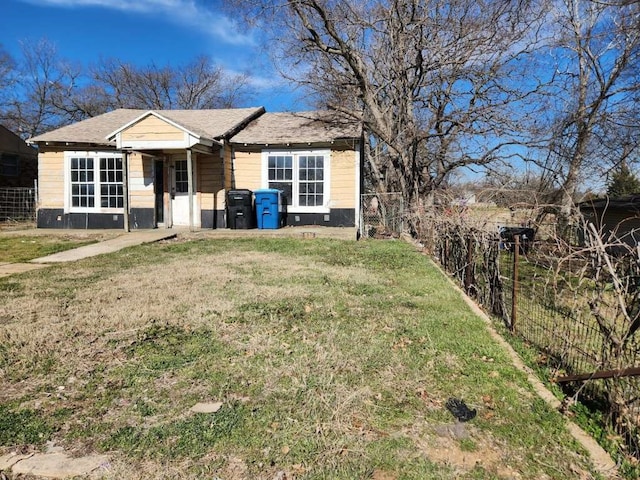 view of front of home featuring a front lawn