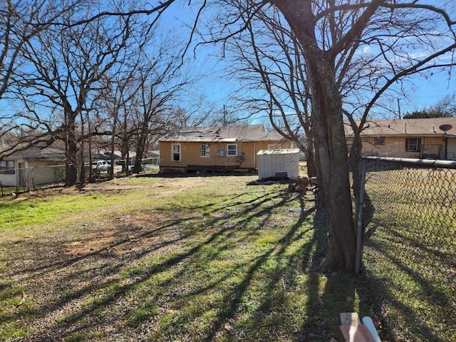 view of yard featuring a shed