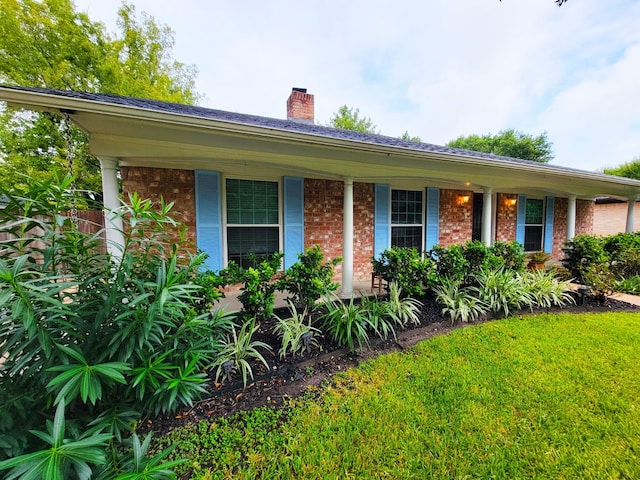 single story home featuring a front yard