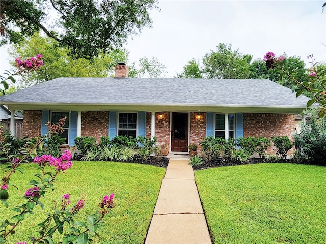 single story home with a front lawn