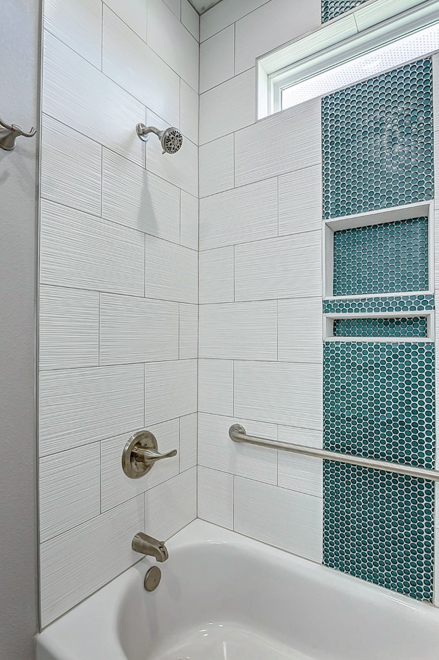 bathroom featuring tiled shower / bath combo