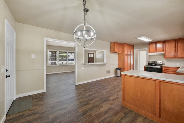 kitchen featuring an inviting chandelier, electric stove, dark wood-type flooring, and decorative light fixtures