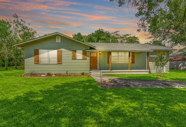 ranch-style home featuring a lawn