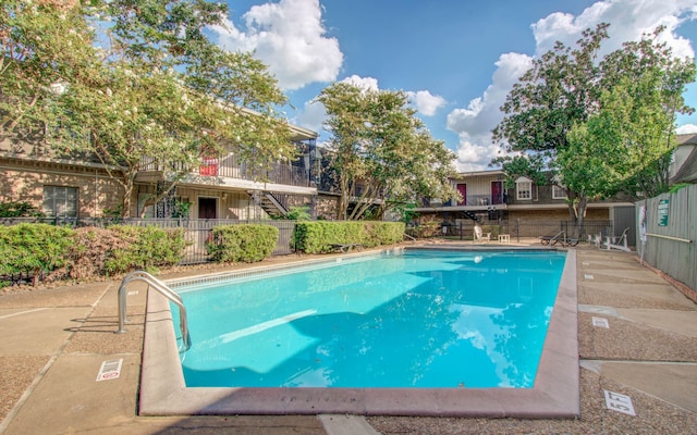 view of swimming pool