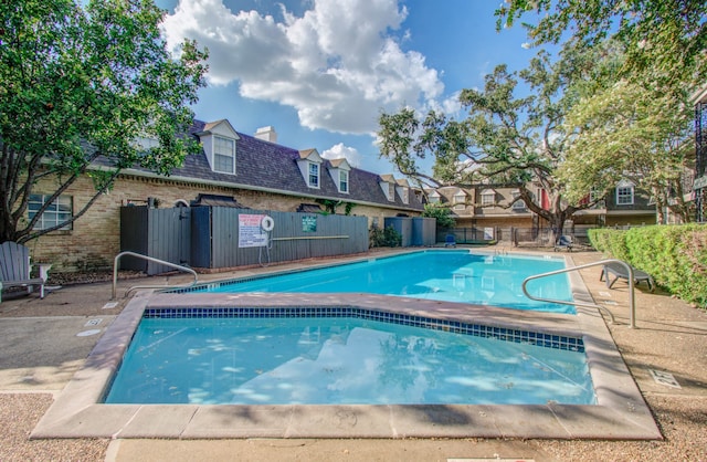 view of swimming pool