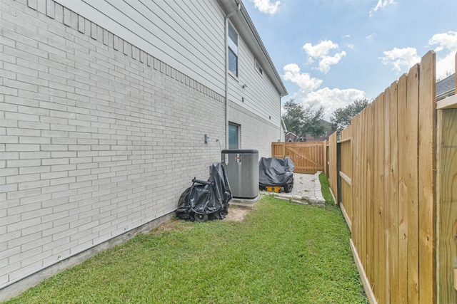 view of yard featuring central AC unit