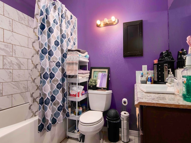 full bathroom with shower / bath combo with shower curtain, vanity, and toilet