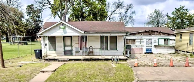 1317 Moody St, Houston, TX 77009 - view of front of home with a porch and a front lawn