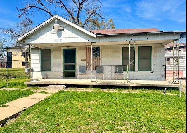 view of front of house with a front lawn and covered porch