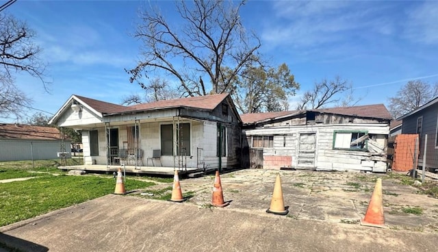 view of front of home featuring a front lawn and a porch