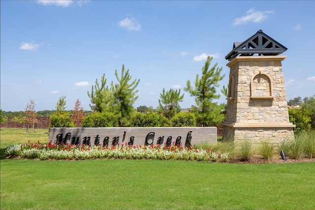 community sign with a yard