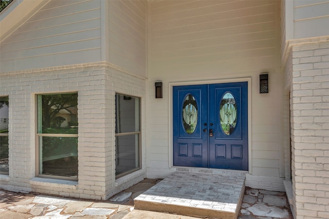 property entrance with covered porch