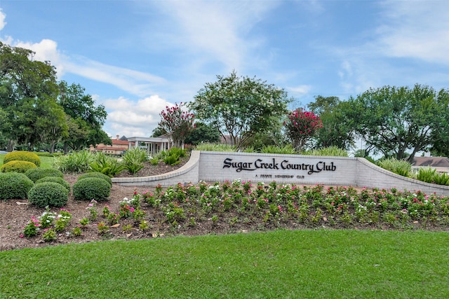 community sign featuring a yard