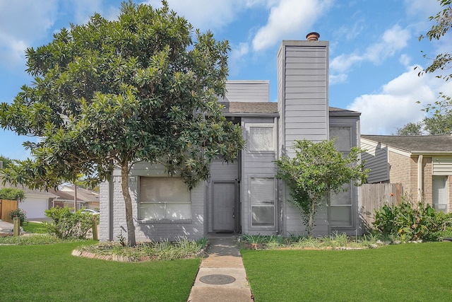 view of front facade featuring a front yard