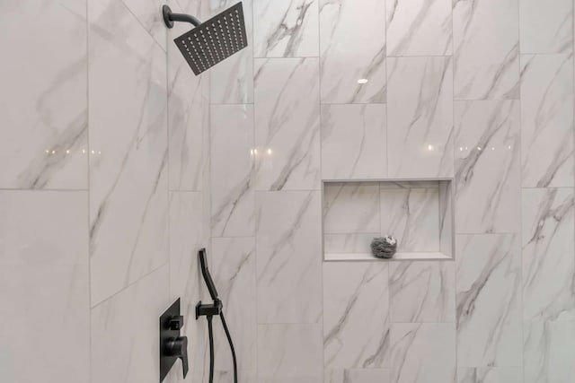 room details featuring a tile shower